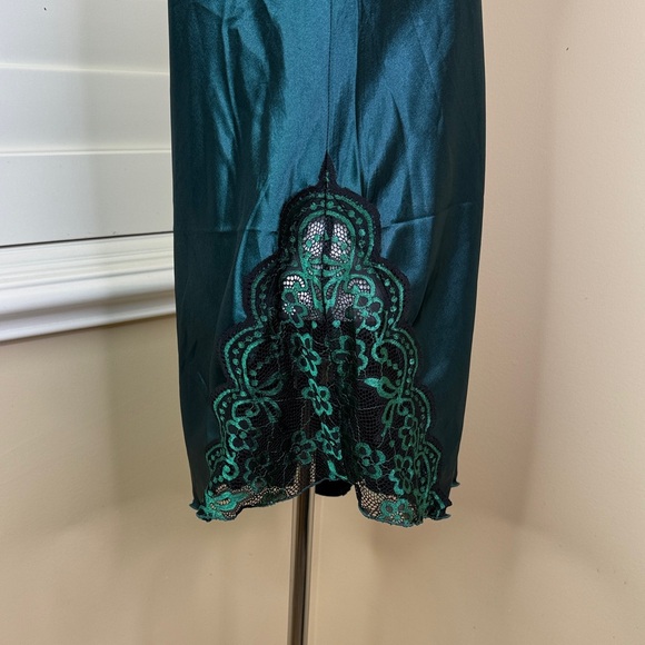 💚 Luxurious Green Lace Chemise - Picture 4 of 10